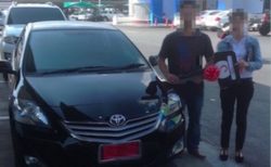 チェンマイで購入した車と一緒に記念撮影