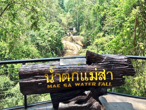 チェンマイのメーサー滝入口の看板