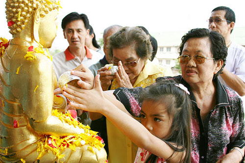 タイ最大の行事ソンクラーン(水かけ祭り)とは