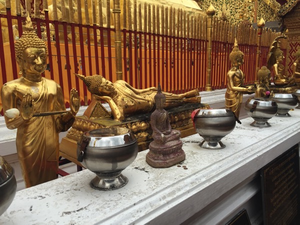 ドイステープ寺院黄金の仏塔周り 2