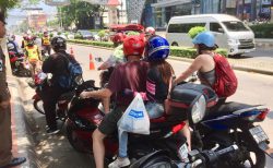 チェンマイの交通違反取り締まりを受ける外国人観光客