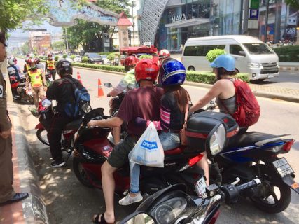 チェンマイの交通違反取り締まりを受ける外国人観光客