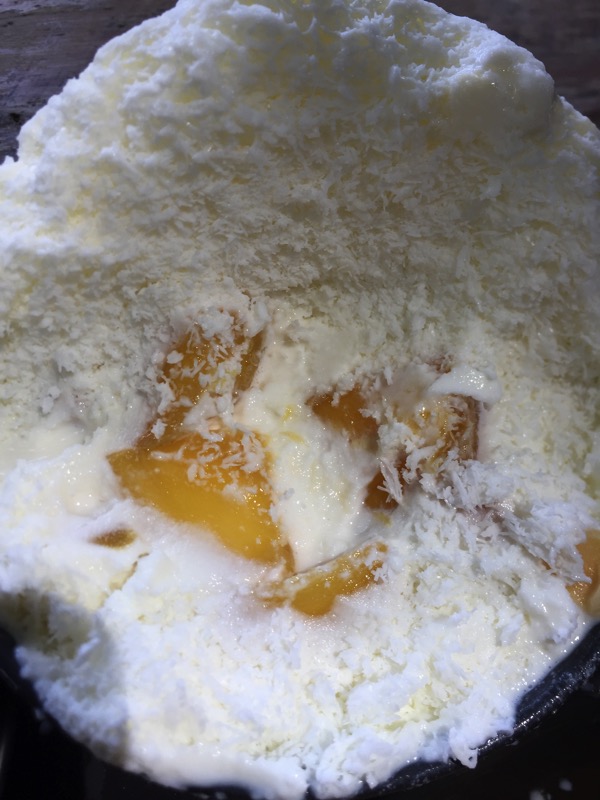 チェンマイニマンヘミンソイ７にあるcheevitcheevaのマンゴーのかき氷の中のマンゴーソース