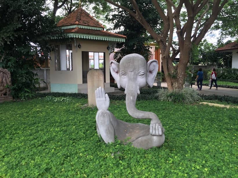 ガネーシャ博物館の芝生に立つガネーシャ像