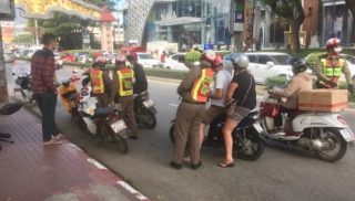 チェンマイのレンタルバイク取り締まり風景