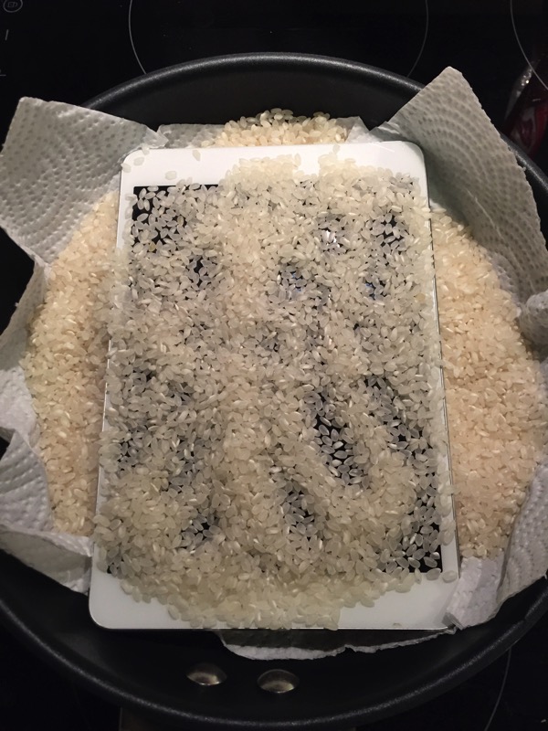 水没したipadをお米で乾燥させている写真 2
