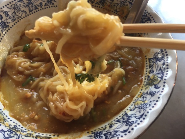 温かいカオフンの中に入っている麺