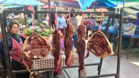 チェンマイの雲南ムスリム金曜朝市でラム肉を売る行商人のおばさん