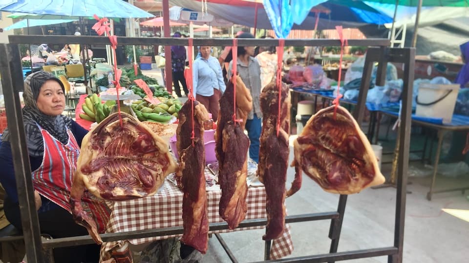 チェンマイの金曜朝市　雲南ムスリム朝市で食べ歩きグルメを楽しむ
