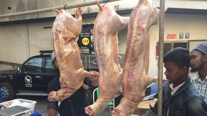 チェンマイの雲南ムスリム金曜朝市で吊されているラム肉
