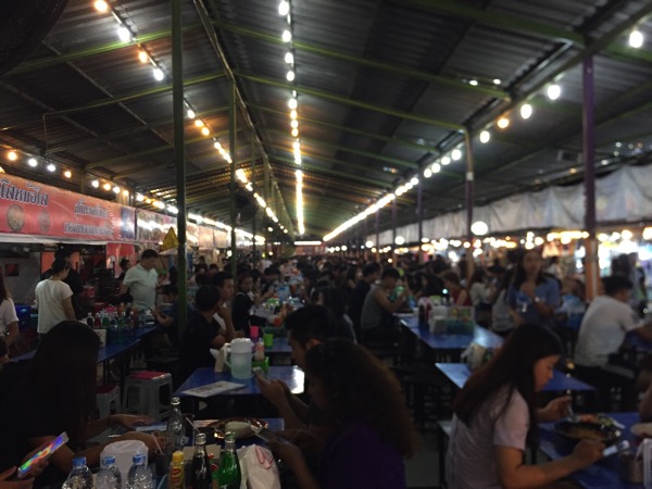 ローカル向けフードコート（2018年撮影）