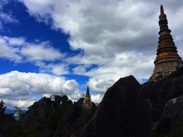 ワットプラプッタバートプーパーデーンの崖の上つ建つ仏塔