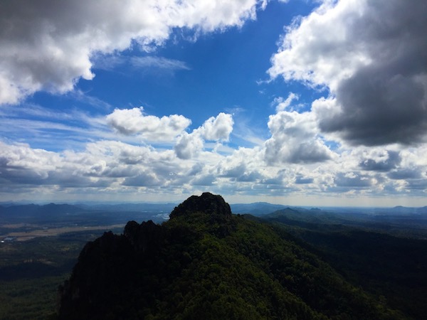 ランパーンの断崖絶にそびえる寺!タイ政府観光庁絶景ベスト10選出