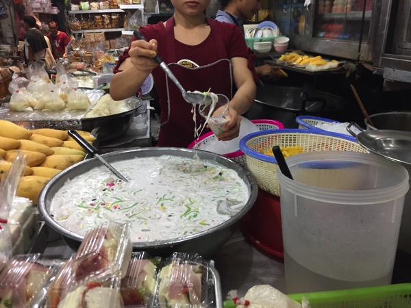 ワローロット市場のルアムミットカティと呼ばれるココナッツミルクの氷菓