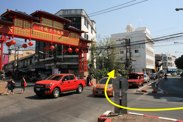 チェンマイのワロロット市場手前の中華門
