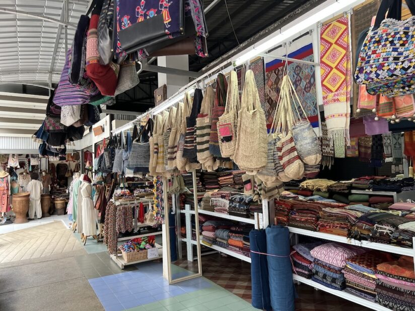 ウィチャヤノン通りに並ぶプチプラ雑貨とファッションショップ-1