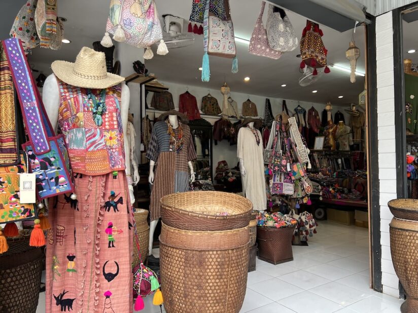 ウィチャヤノン通りに並ぶプチプラ雑貨とファッションショップ-3