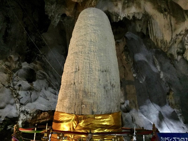 ムアンオン洞窟の石筍のアップ