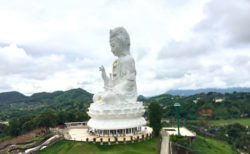 ワット・フゥアイプラーカン　チェンライの巨大観音菩薩と９重塔