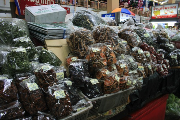 チェンマイのワローローット市場一階のハーブティー売り場