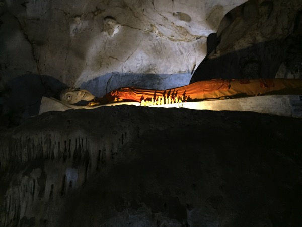 ムアンオン洞窟の涅槃像