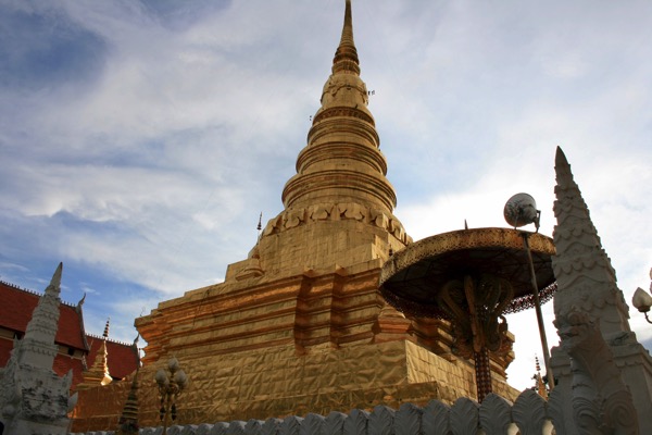 ナーン県ワットプラタートチェーヘーンの55.5m、幅22.5mの十二支仏塔