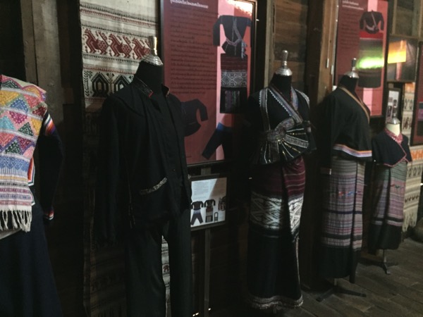 タイルー族博物館の多種多様な織物 4