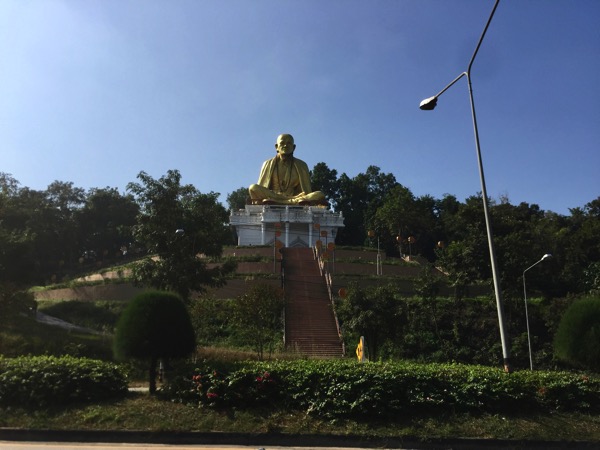 ランプーンのワットドイティの高僧クルーバーシーウィチャイ巨大仏像