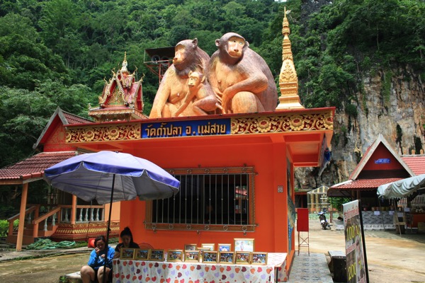ワットタムプラー（猿寺）の猿のオブジェ
