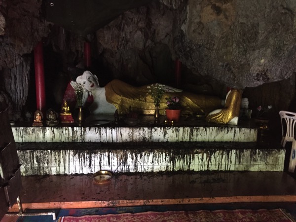 洞窟の涅槃像
