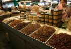 ルアムチョーク市場の昆虫売り場。揚げ昆虫などローカルならではの食材が並びます。