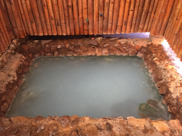 チェンマイ - ポーグワン温泉の白く濁った湯