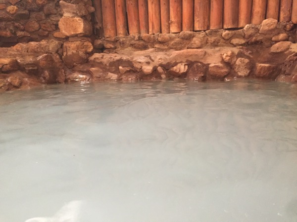 チェンマイ - ポーグワン温泉の白く濁った湯-2