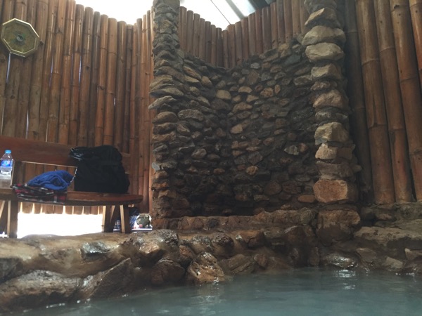 ポーグワン温泉の個室の冷水シャワーと二人がけの椅子