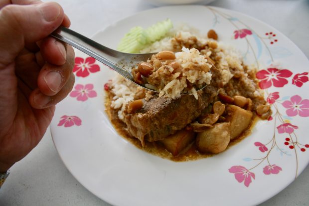 イスラム系マッサマンカレーのご飯をスプーンですくってくる写真