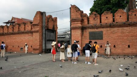 チェンマイのターぺ門前で記念写真を撮る外国人観光客