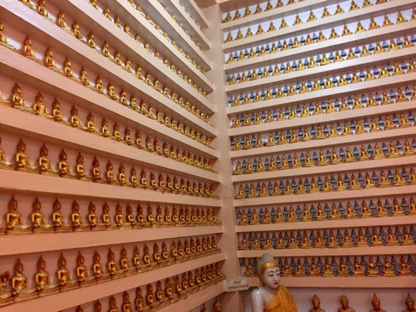 メーソートお寺-ワットマニープライソンの壁一面に配置されている512,028体の仏像