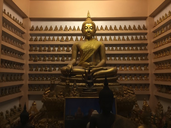 メーソートお寺-ワットマニープライソンの壁一面に配置されている釈迦如来仏を取り囲む小さな釈迦如来仏