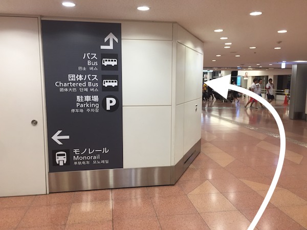 羽田国際線ターミナルの団体バス乗り場の看板