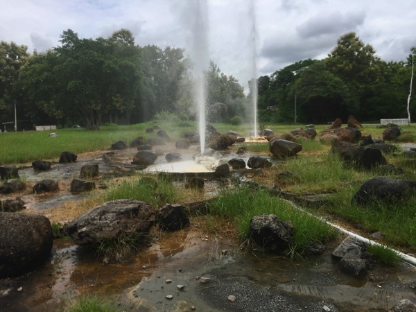 勢いよく噴出するサンカムペーン温泉の湯柱