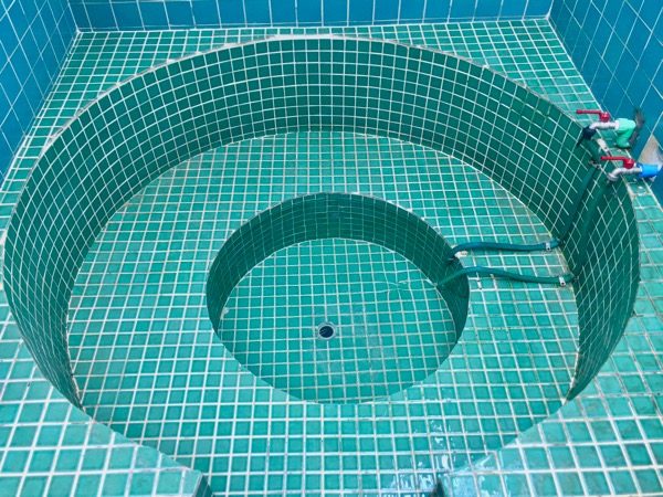 テープパノム温泉の円形の大きな浴槽