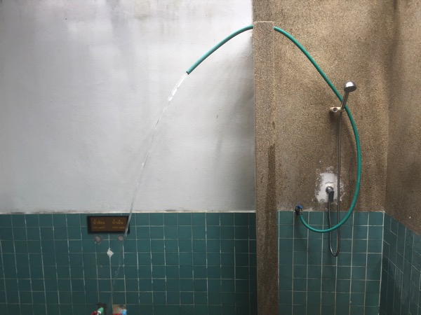 テープパノム温泉の冷水シャワー