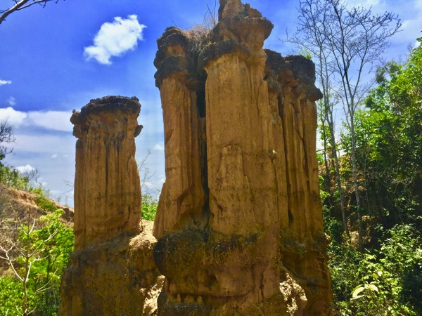 画像 メーワン国立公園内にある大峡谷パーチョーのサオロマンと呼ばれる崖の柱