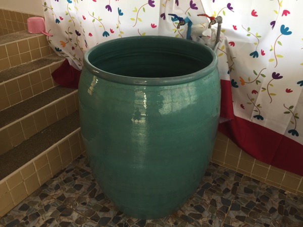ドイサケット温泉のVIP個室温泉の大きな水瓶