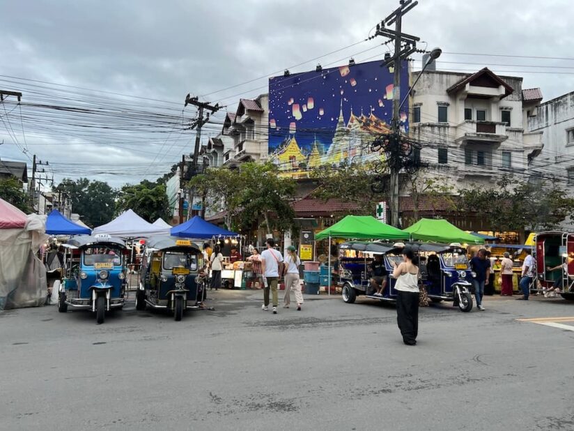 Sunday Walking Street（ワットプラシン側入口）で客待ちをするタクシー