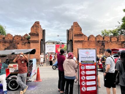 【2025年】チェンマイ日曜夜市・サンデーマーケット（Tha Pae Walking Street）完全ガイド