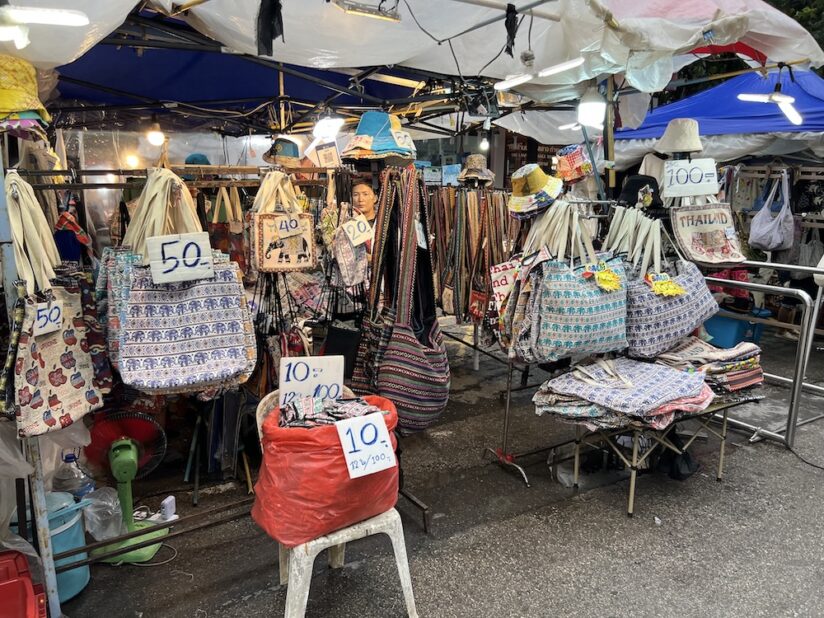 通り沿いのカバン屋台（Sunday Walking Street）