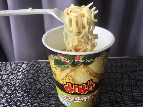 タイのカップ麺-MAMA-CHICKEN GREEN CURRY FLAVOURの完成品