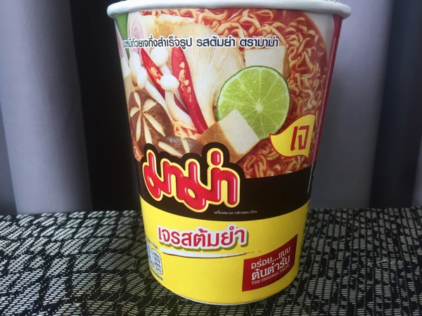 タイのカップ麺-MAMA-中華麺-トムヤムベジタリアン味