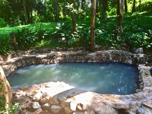 ポン・アーン温泉の野趣あふれる露天岩風呂